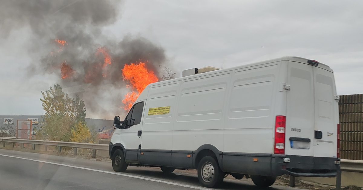 Riasztó látvány az M0 autópályán: Lángokban álló furgon