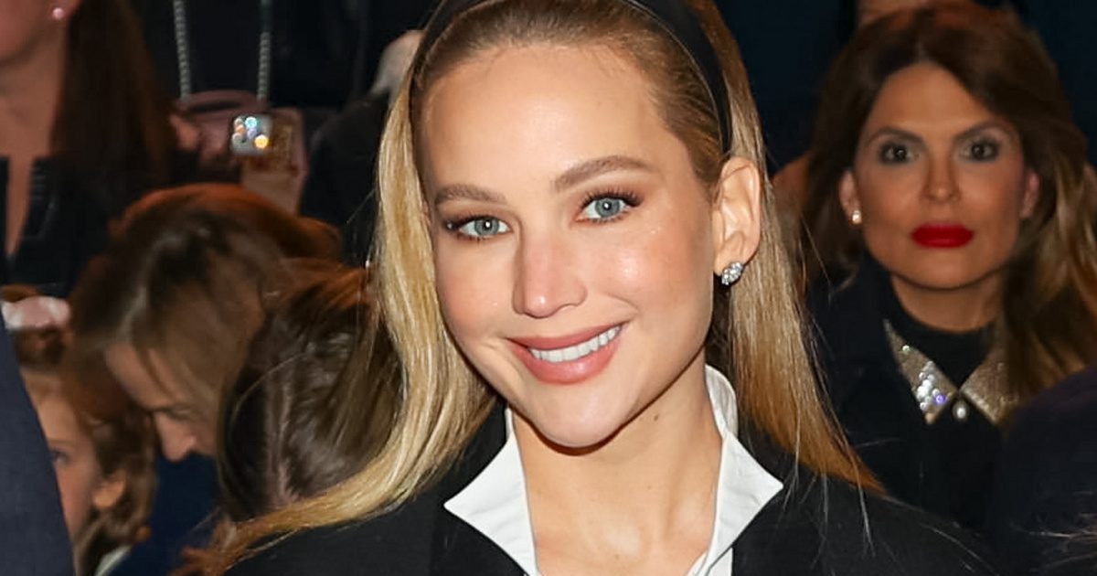 Jennifer Lawrence ruhabaki a színpadon: kínos pillanatok a kamera előtt