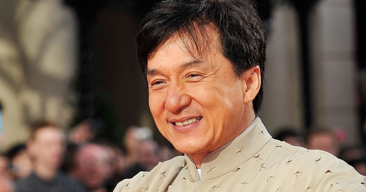 Lenyűgöző pillanat, ahogy Jackie Chan feltűnik a váratlan helyen: Az emberek szívekbe markoló videóra könnyeket hullajtanak