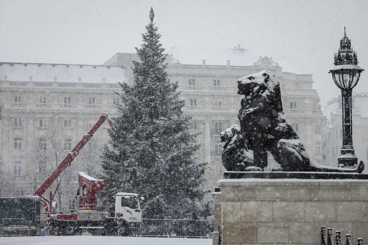 Az Országház előtt lenyűgöző havas tájban állították fel az ország karácsonyfáját – Fotók
