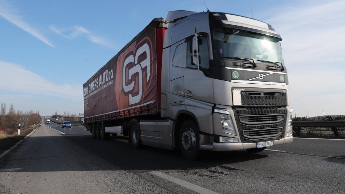 A kamionsor végtelennek tűnik Záhonynál: Lengyel és szlovák fuvarozók blokádja hatást gyakorol az áruforgalomra