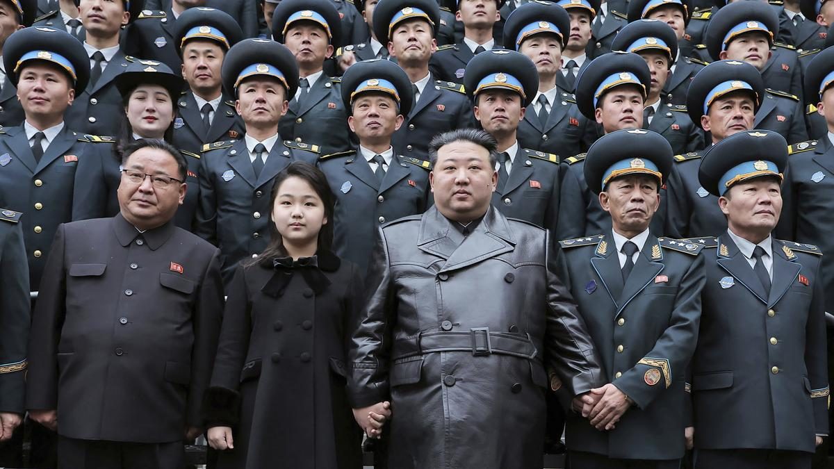 Kim Dzsing Un fotókon örömködik, amint Észak-Korea első kémműholdja kilőttetik – hatalmas ünnepelést váltott ki