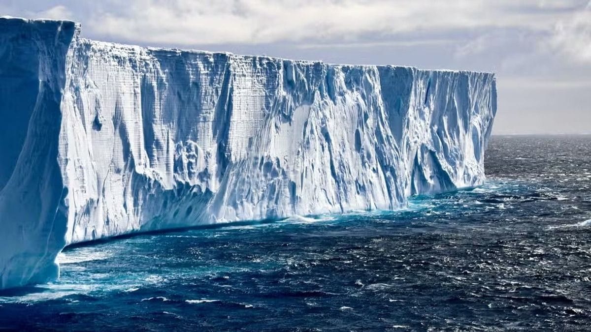 Elindult a világ legnagyobb jéghegye – Egy hatalmas természeti jelenséget figyelhetünk meg