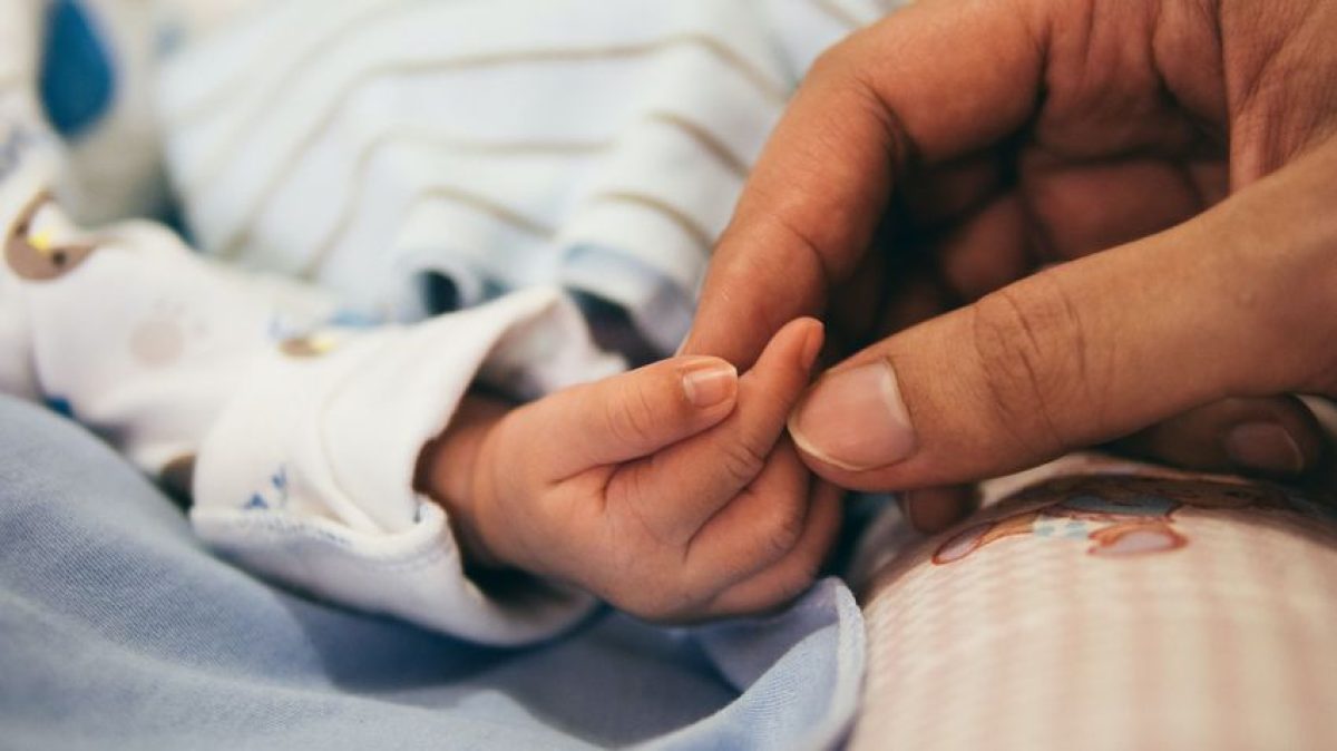 Egy kiszolgáltatott kismama harca a fedél nélkül maradás ellen: váratlanul elindult nála a szülés