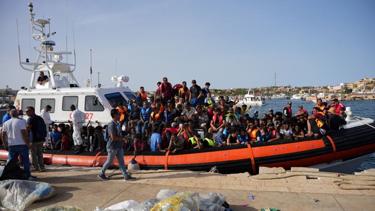 A migrációs válság újabb mérföldköve: 573 migráns érkezett egy nap alatt az olasz szigetre