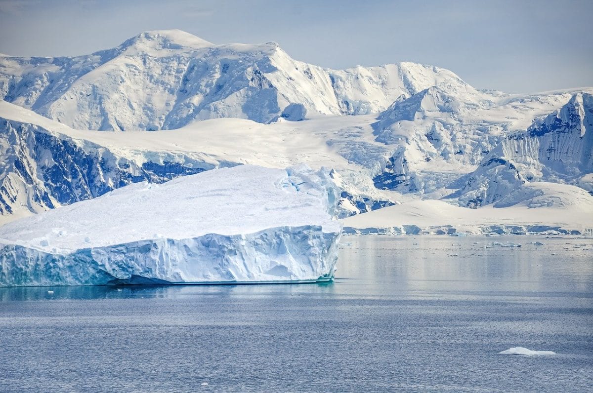 Az óriási jéghegy veszélyt jelenthet az Antarktisz környezetére és az emberi tevékenységekre