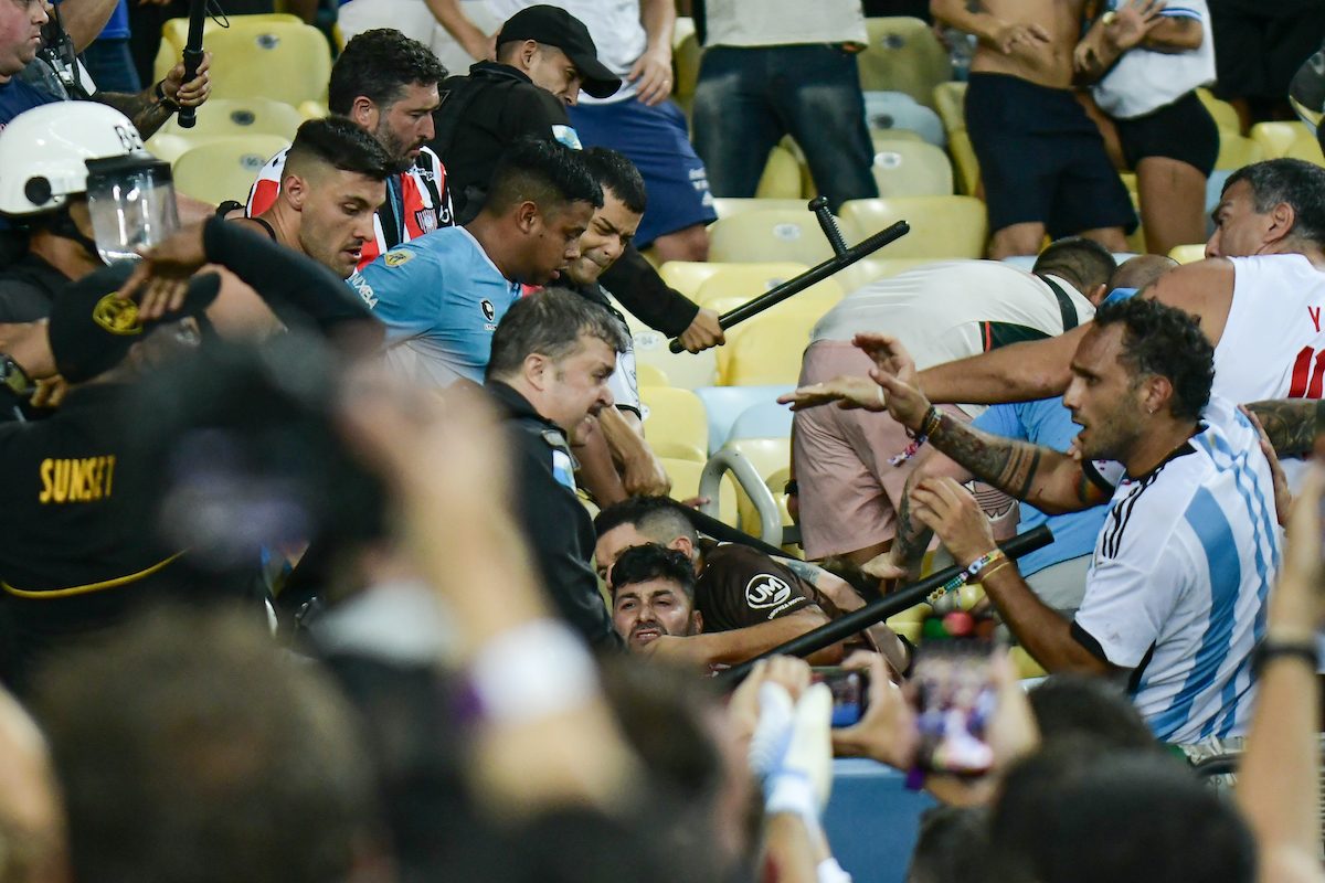 Káosz és feszültség a stadionban – Tömeges összecsapás veszély fenyegetőtt az Argentina-Brazília mérkőzésen
