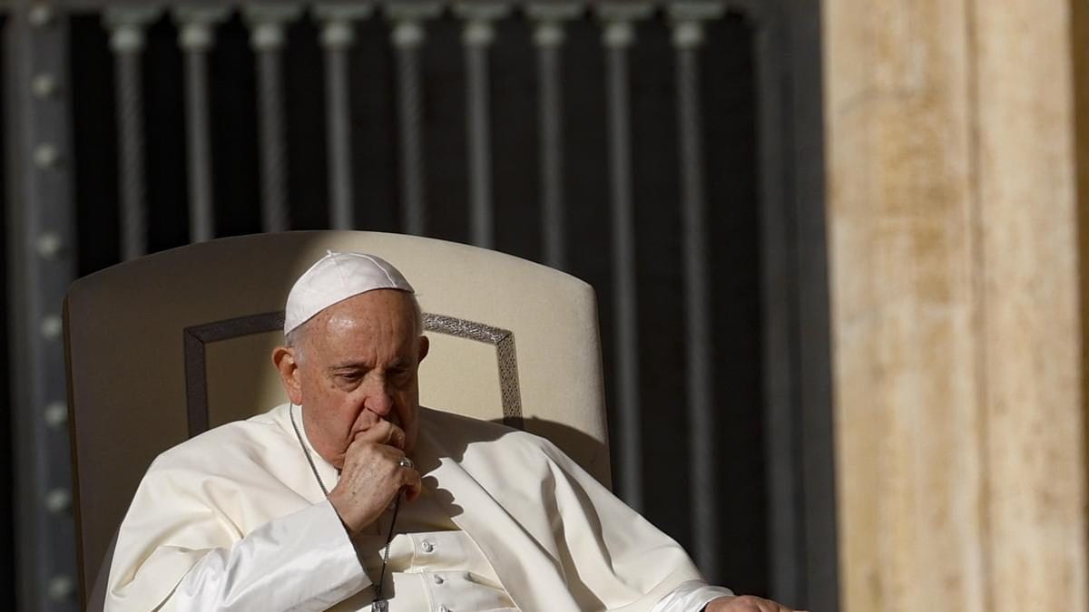 Az újabb hírek szerint Ferenc pápa állapota javul: intravénás antibiotikum-kezelést kap