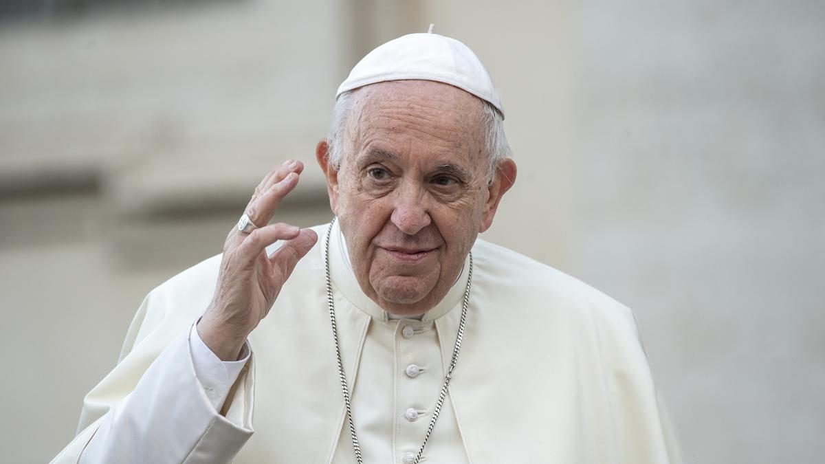 Az emberi méltóság felé vezető úton – Ferenc pápa transznemű vendégei