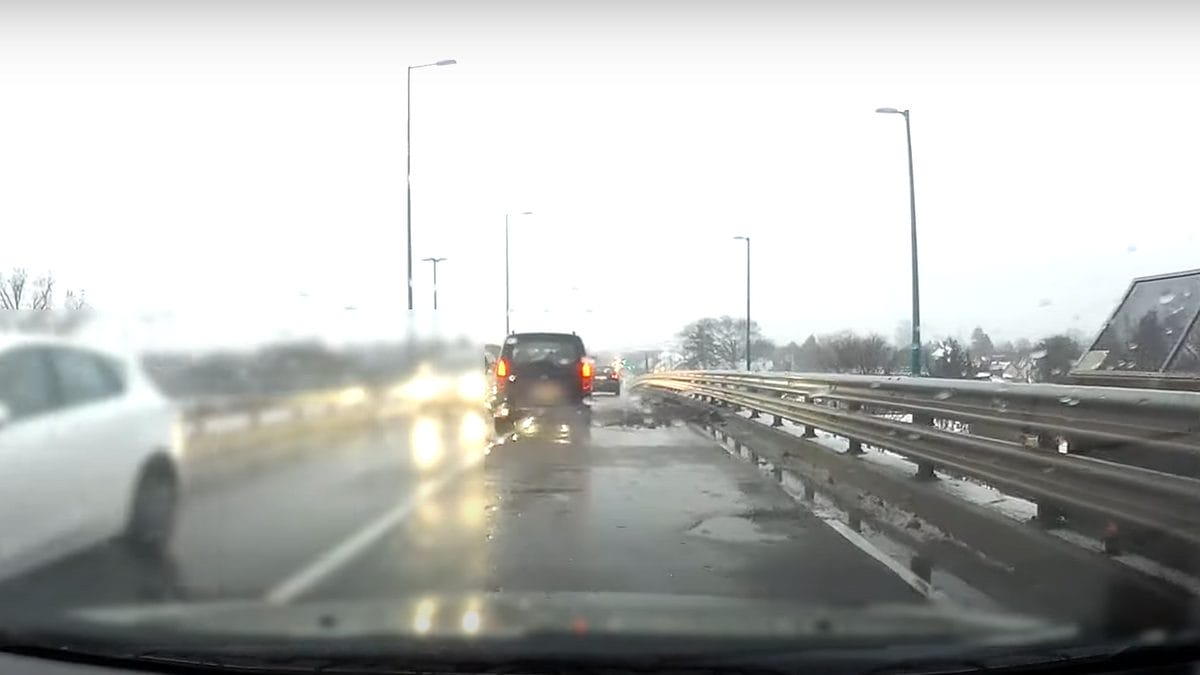 Budapesten egy hatalmas kátyú miatt megszűnt egy teljes autósáv – videó