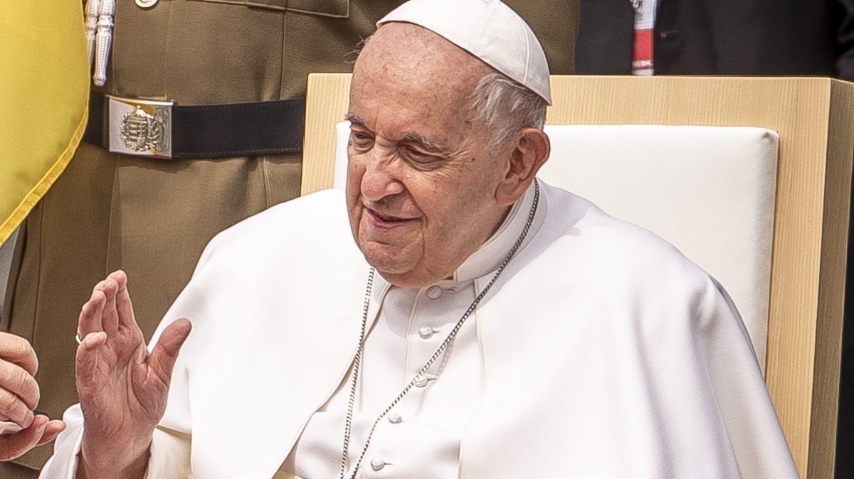 A katolikus egyház történelmi döntése: Ferenc pápa engedélyezi az azonos nemű párok megáldását