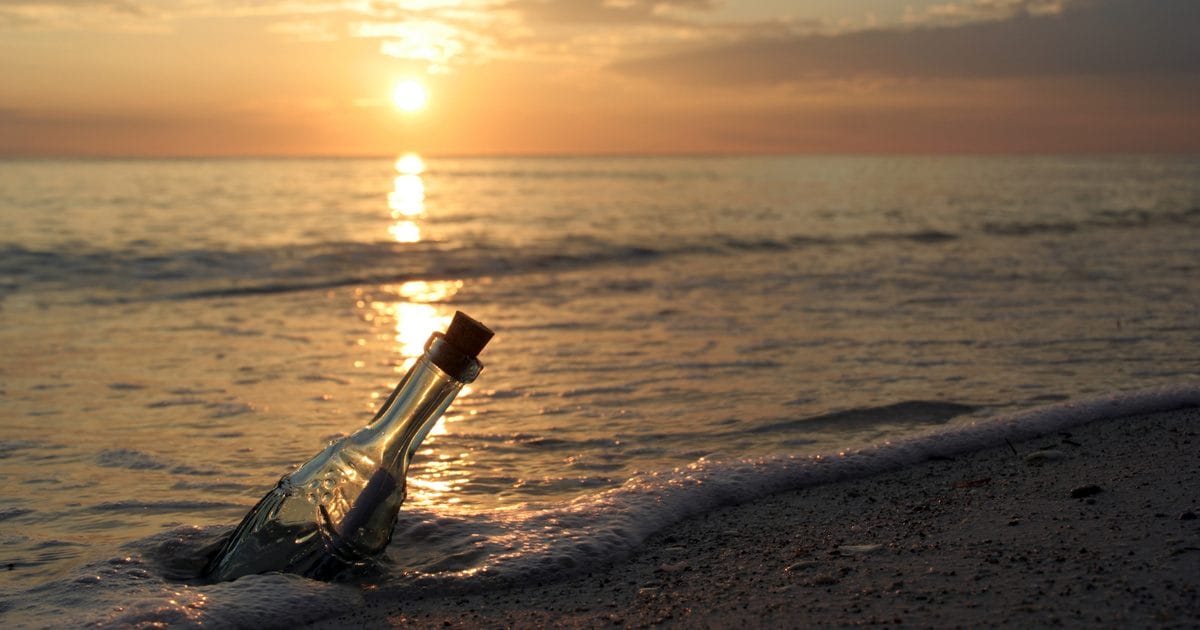 A megfejtésre várva: rejtélyes palackok parton, a titkokkal teletöltve
