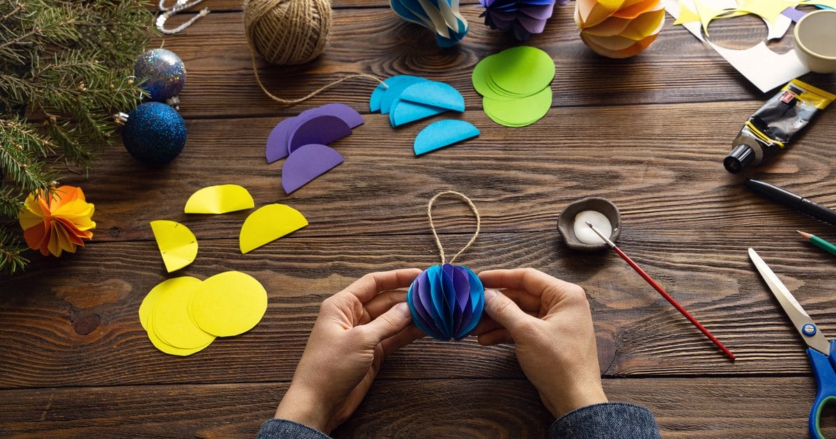 Kreatív és egyszerű DIY: Lépésről lépésre karácsonyi gömbdísz készítése papírból