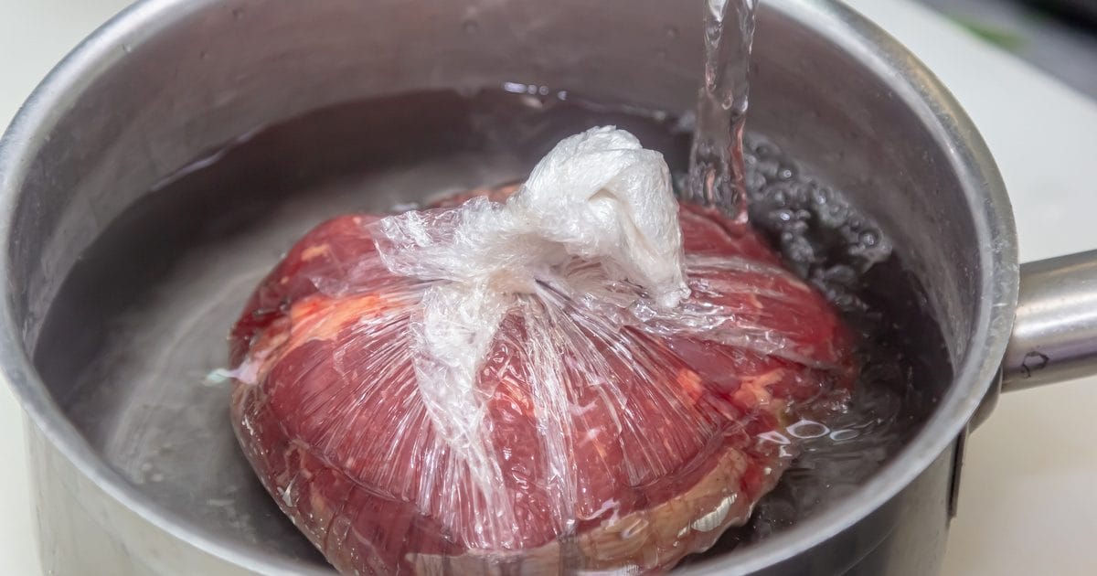 Vége a várakozásnak! Húsdolgozik a mikrohullámú sütőben – 3 gyors és biztonságos módszer, hogy kiolvaszd a fagyasztott húst