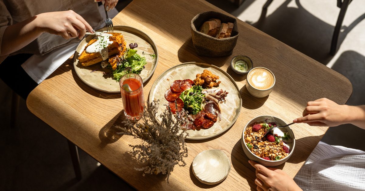 Ínycsiklandozó brunch helyek, amik garantáltan kielégítik mindenki igényeit – Vegánoknak, családoknak és eleganciára vágyóknak egyaránt