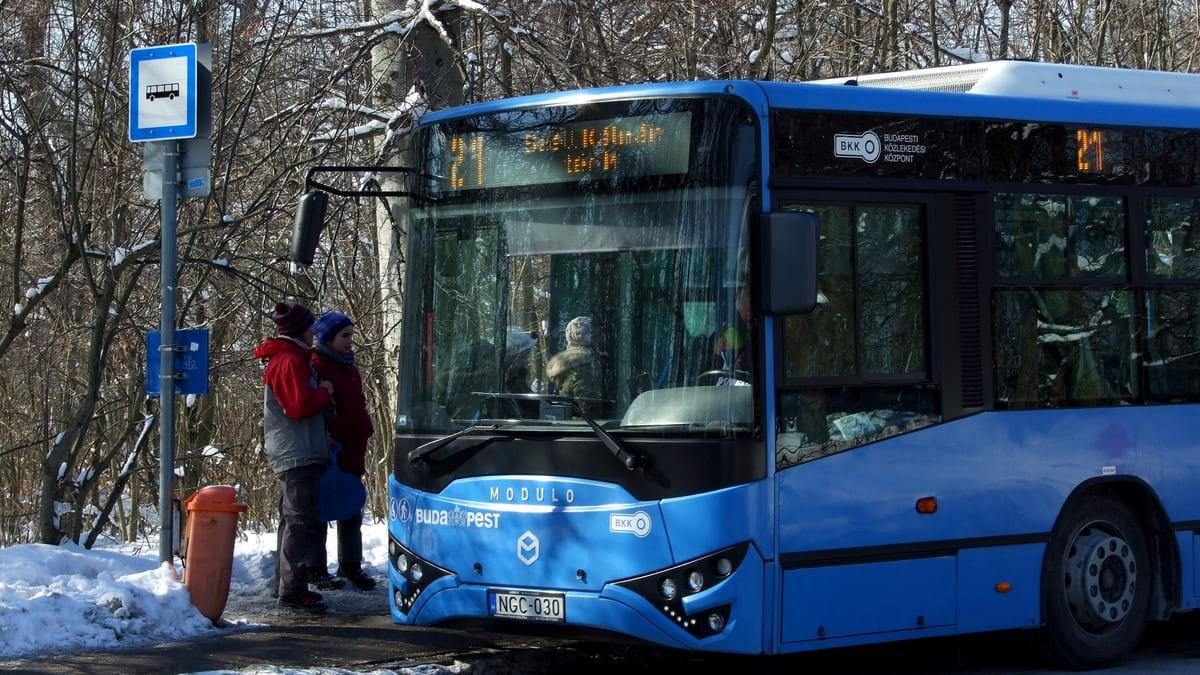 Új közlekedési korlátozások a Normafa felé vezető úton: Csak a buszok hajthatnak tovább a svábhegyi víztoronytól