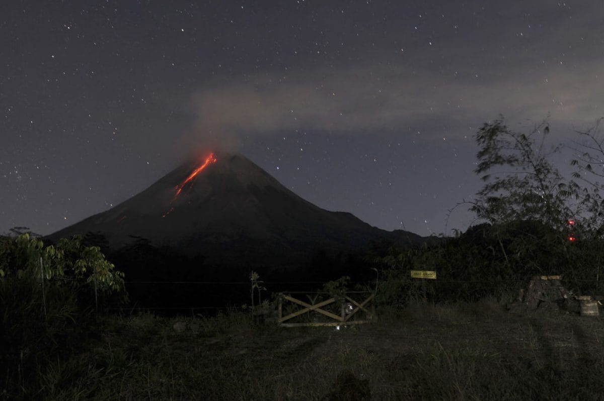 Az indonéziai vulkánon rekedt 11 hegymászó holttestét sikerült csak lehozni