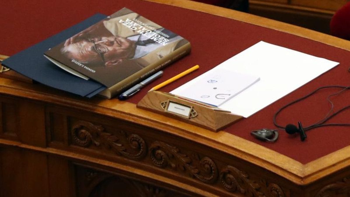 A rejtély megoldódott: Az a könyv, amit Orbán Viktor előtt találtak a parlamentben, most és ebben a pillanatban volt a legfontosabb