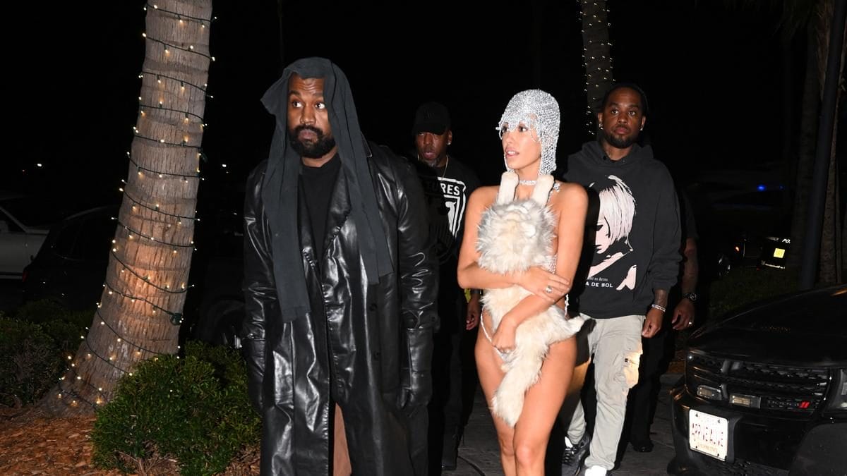 Kontroverziális megjelenés: Kanye West felesége újra hívta fel magára a figyelmet a ruhájával – fotók
