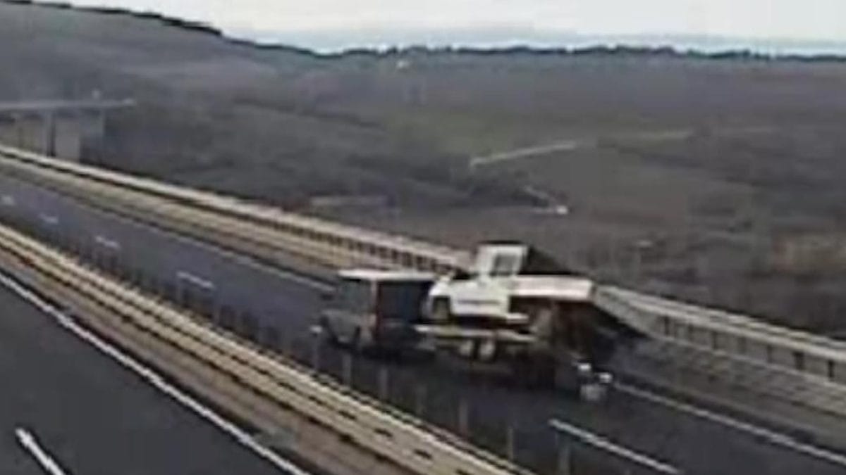 Veszélyes videofelvételek a magyar utakról: Hatalmas szélviharban felborult egy teherautó az M7-es autópályán