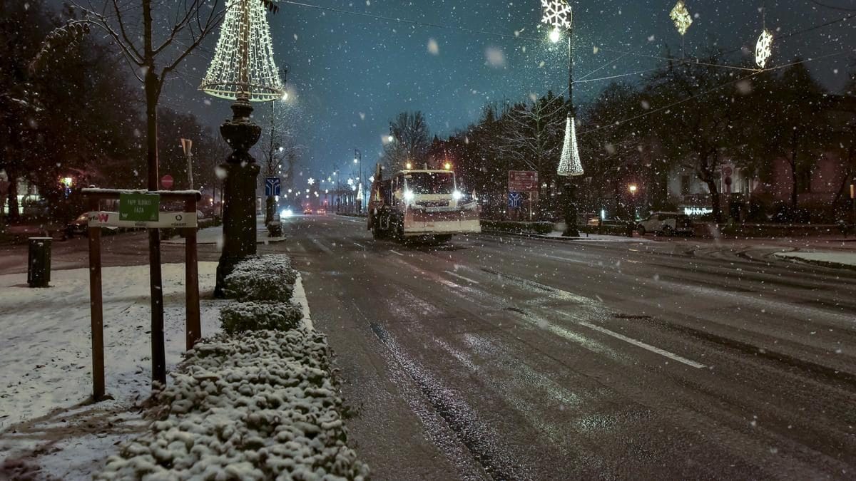 A hősies küzdelem a hóval: Budapesten több, mint egy napja nem áll le az úttisztítás