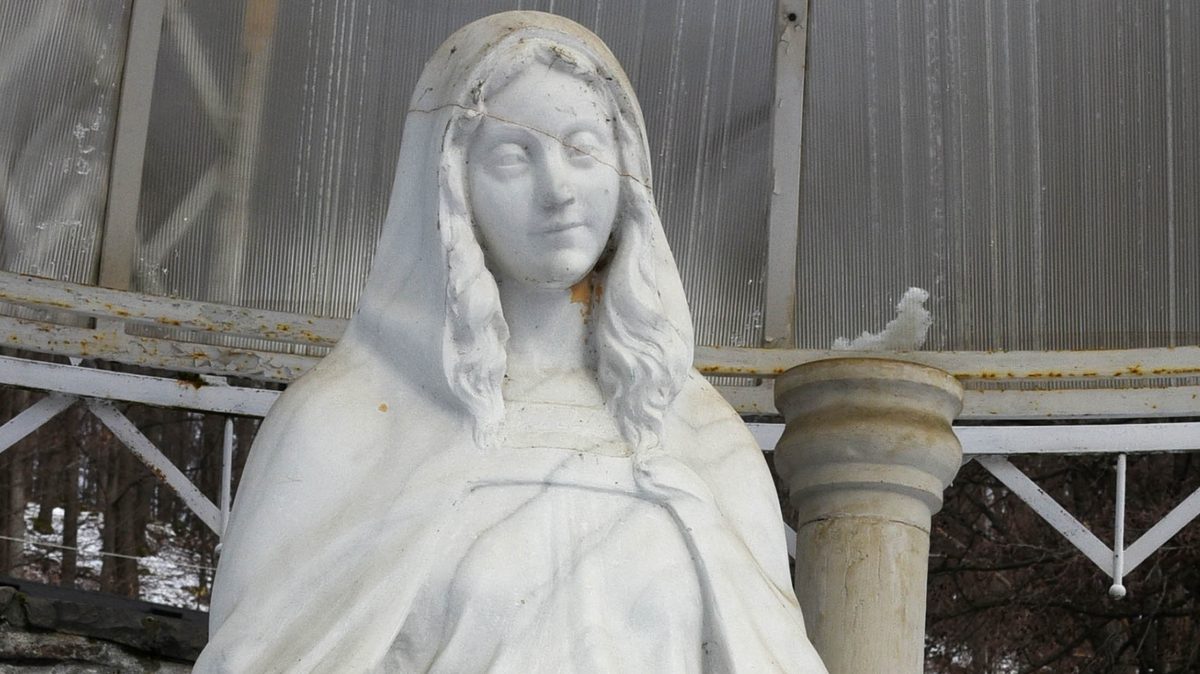 Brutális ikonvandalizmus Dunavecsén: Szétverték és megtaposták a Mária-szobor fejét