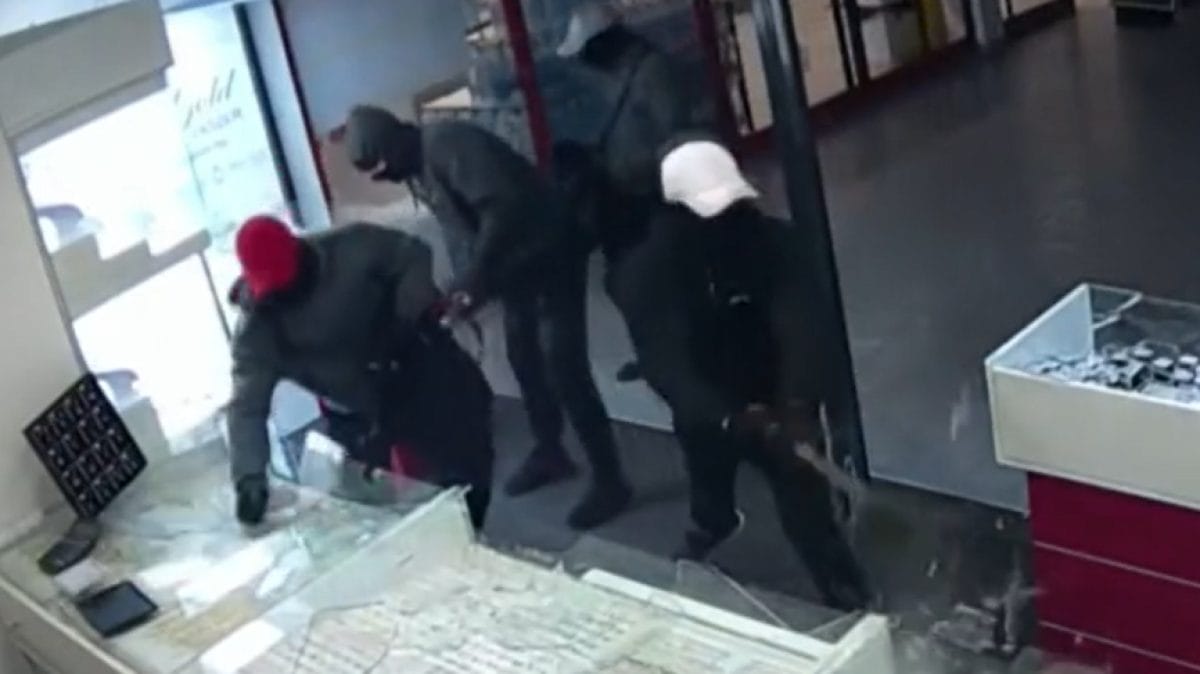 Símaszkos banda brutális rablása: Az ámokfutás a Veszprém-i ékszerboltban rögzítve