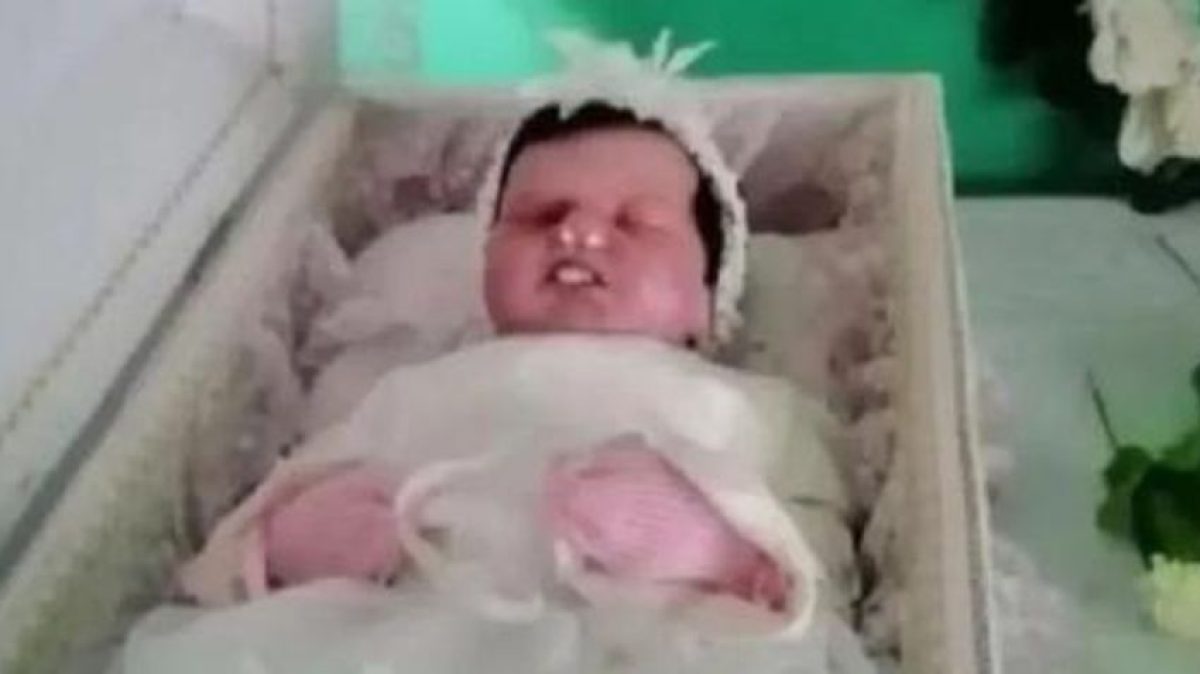 A szülők rémülten szembesültek az elhunyt csecsemő szörnyű titkával a koporsóban