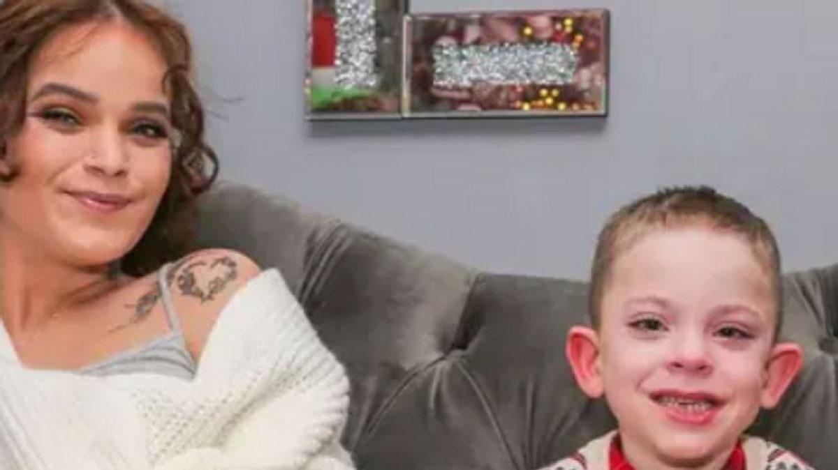 Egy hatéves kisfiú bátor tettéért hősként ünneplik, amivel megmentette az édesanyja életét