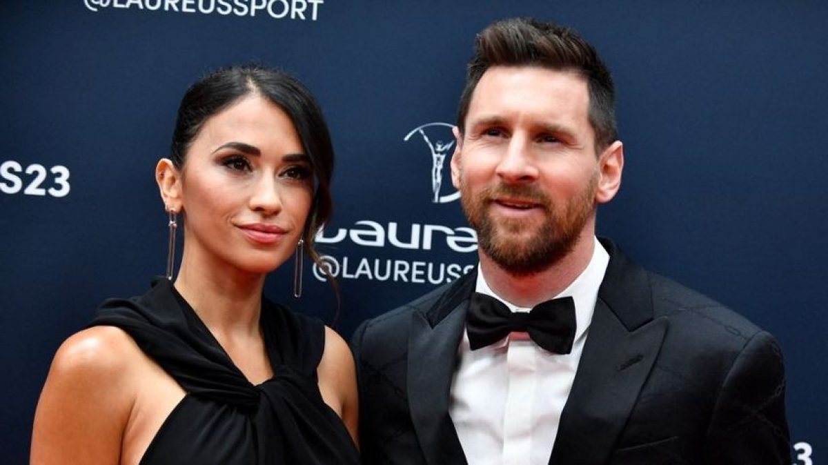 Felháborodott rajongók: Messi feleségét félmeztelenül ölelgette a csapattársa