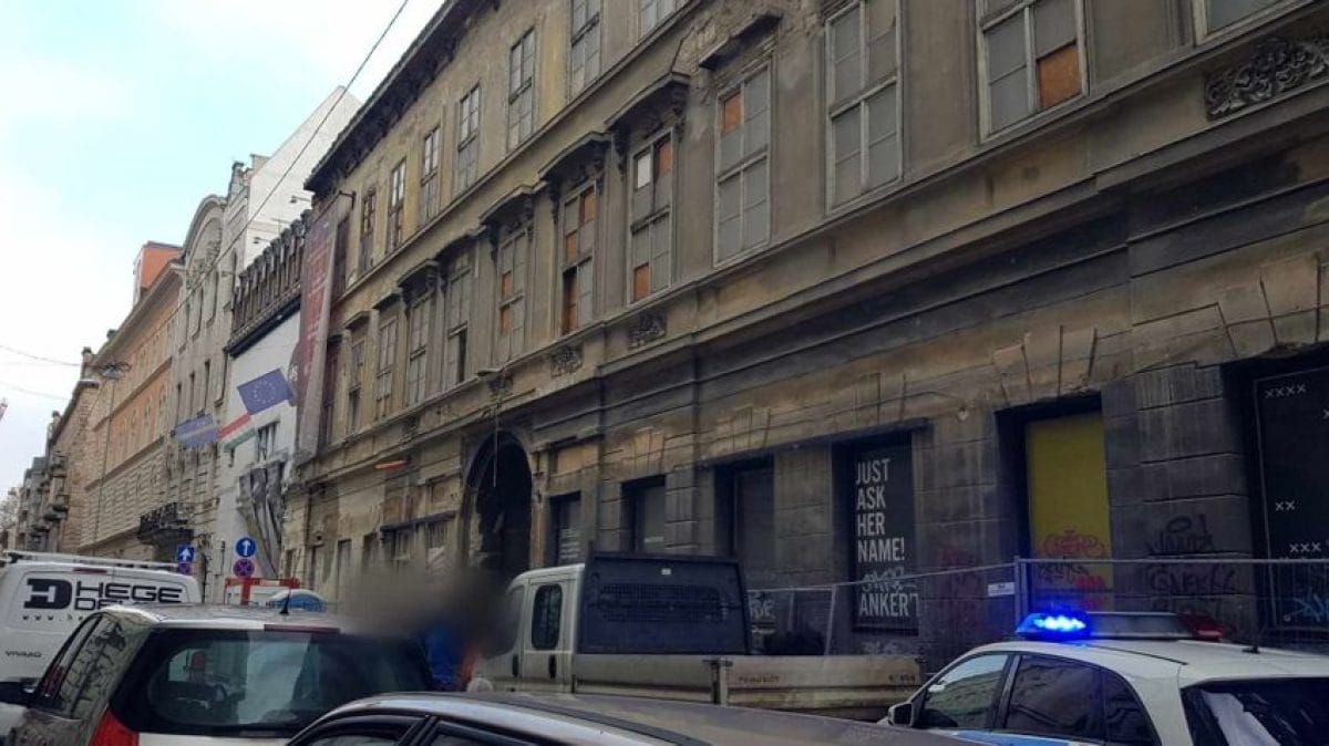 Megerőltető mentőakció: Két személy rekedtek az erkélyromok alatt a VII. kerületben