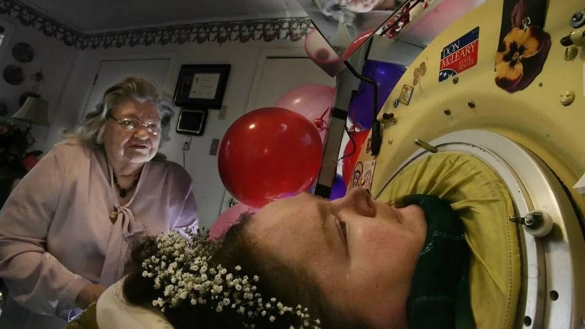 A megdöbbentő igazság: Egy nő 60 évig élt egy vastüdőben, majd egy áramszünet végezett vele