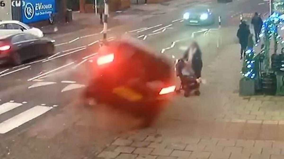 Elképesztő videó: Autó ütötte el a babakocsit toló édesanyát