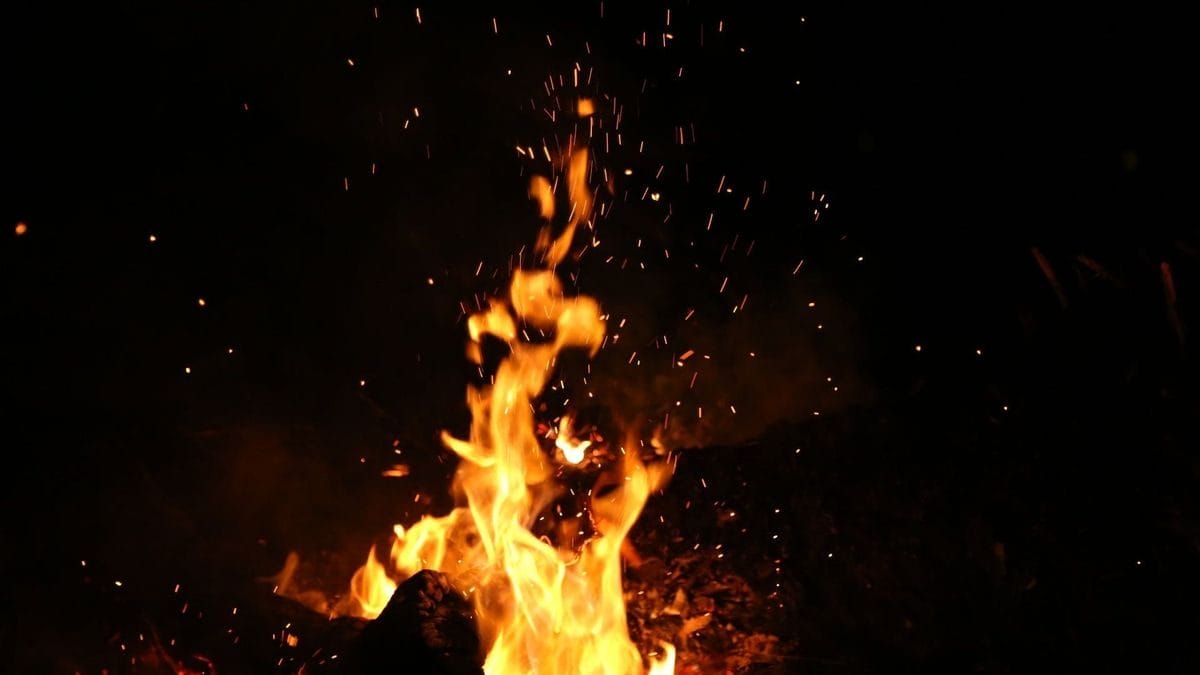 Tragikus tűzeset: halálos áldozatot követelt egy családi ház kigyulladása Bonyhádon