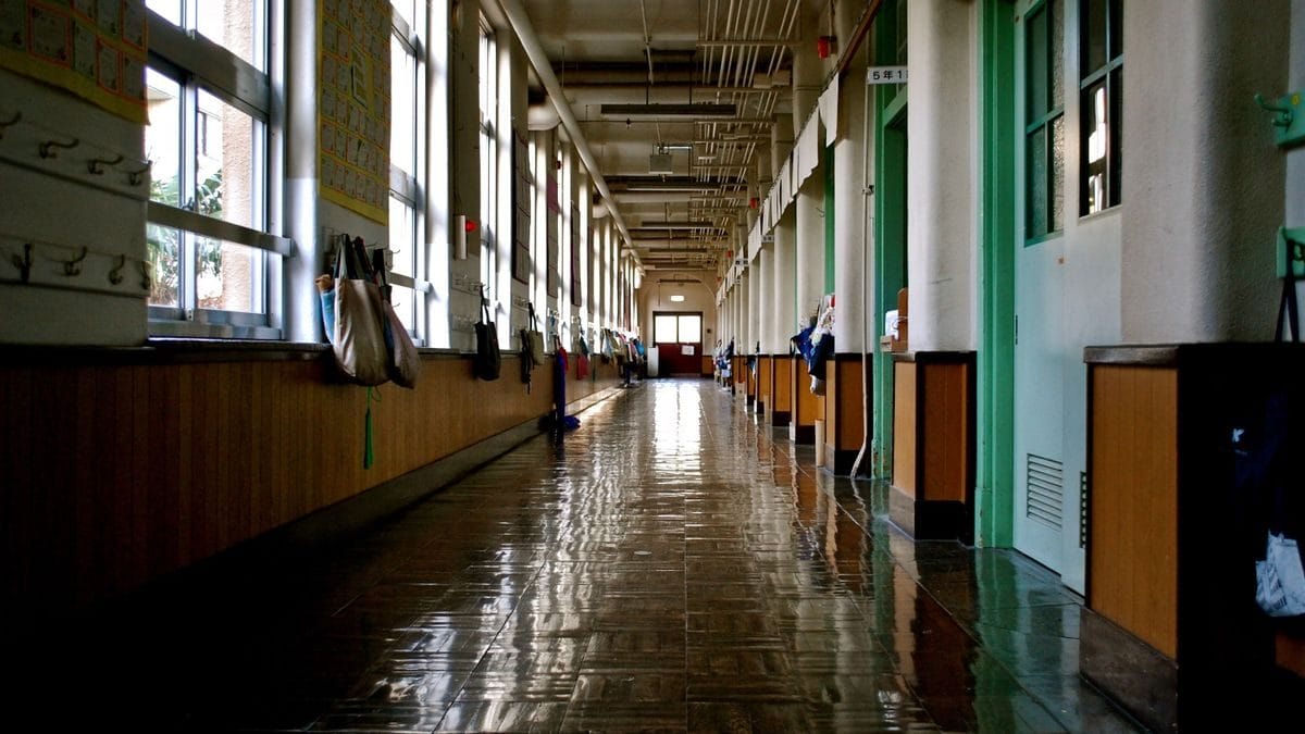 Félelem és bezárás: Diákok aggodalommal gondolnak a tanárnő biztonságára