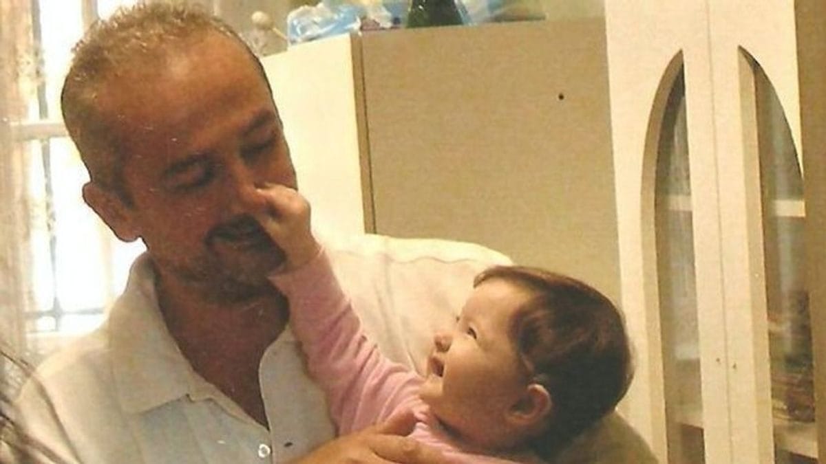 A boldogság pillanata: Az édesapa végre találkozhat 11 éve elrabolt magyar kislányával