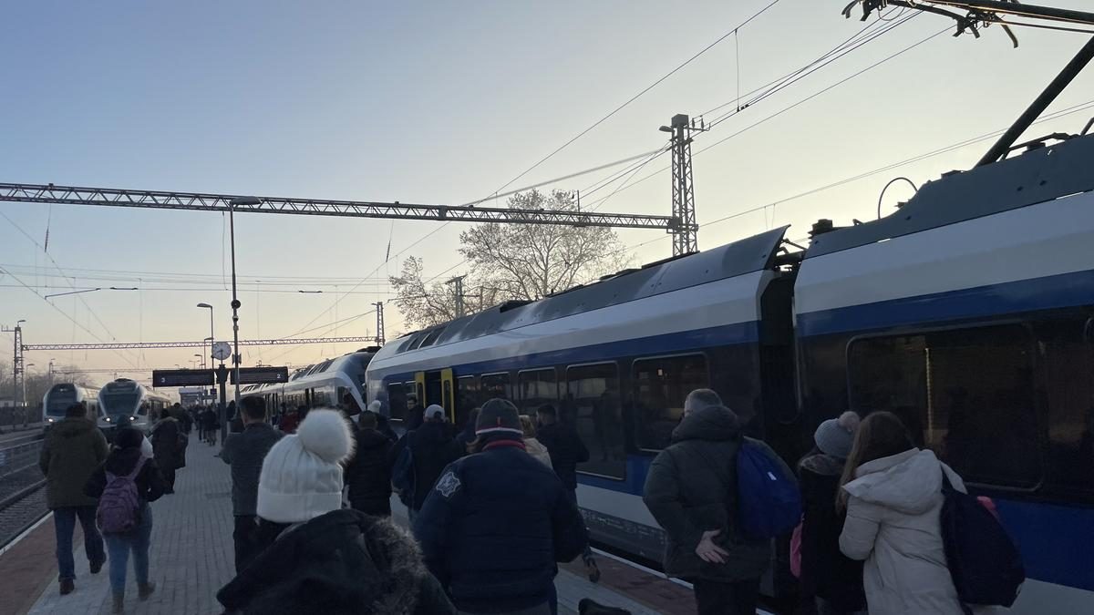 Káosz és frusztráció a síneken – Amikor a reggeli vonatút a rémálmok birodalmává válik