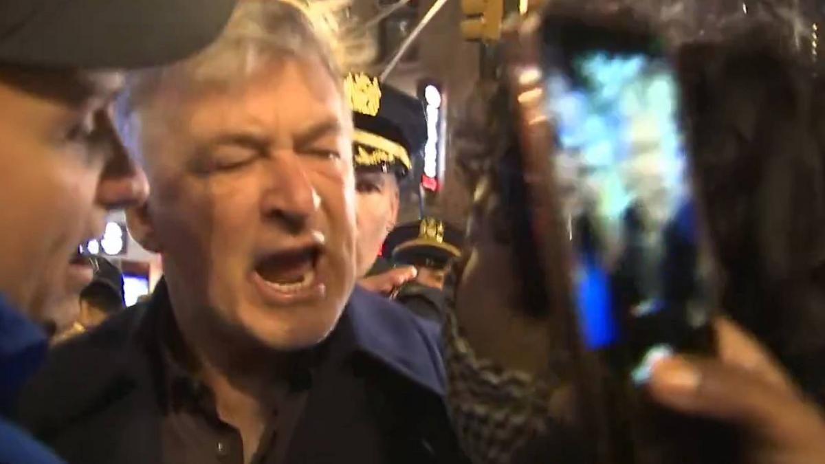 Alec Baldwin dühkitörése közben a ‘Gyilkos vagy!’ kiáltásokat hallottuk: Videó a támadásról, miközben a színész Izrael ellenes tüntetőkkel került konfrontációba
