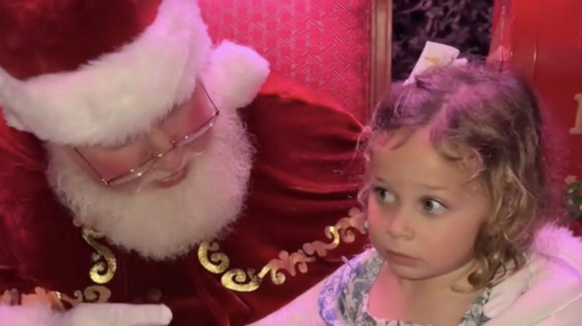 A kislány elképesztő reakciót adott a Mikulás találkozására: megrázó videó