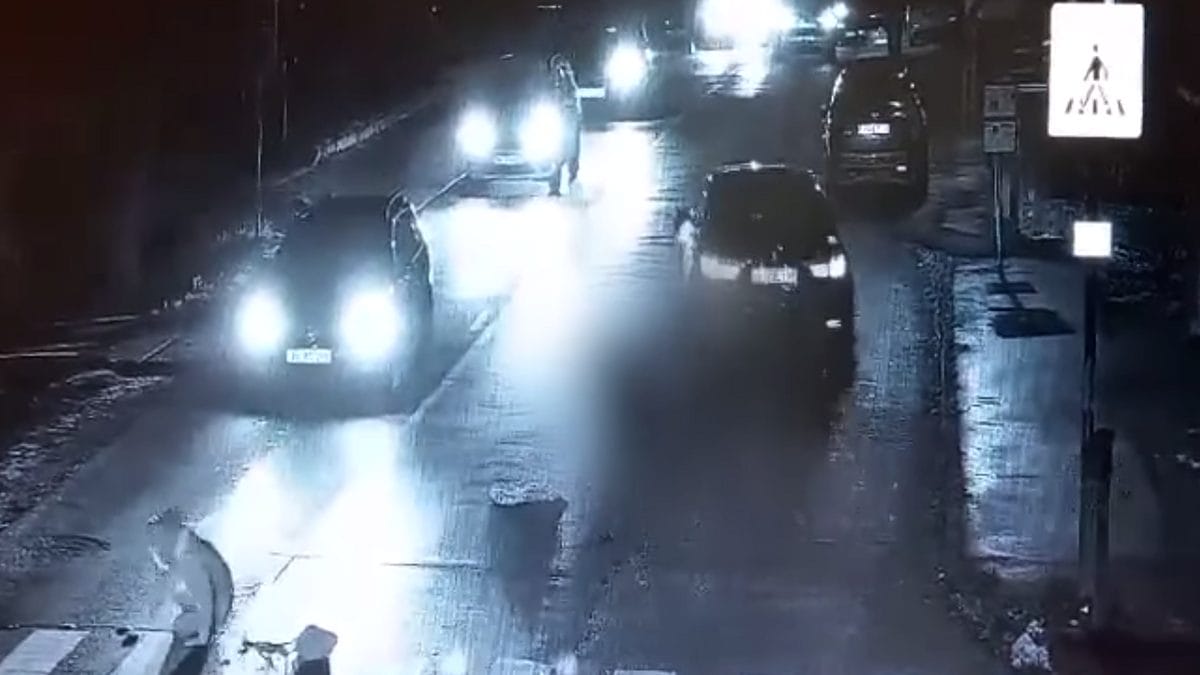 Hátborzongató incidens: BMW-s sofőr gyalogosokat gázolt el Solymáron és elmenekült – A rendőrség a felvétel alapján próbálja azonosítani a felelőst