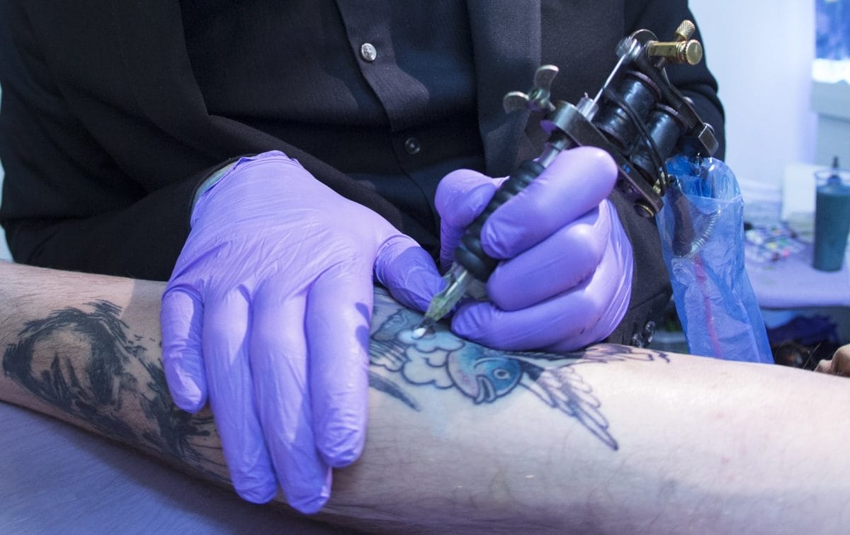 A tetováló rémálom: Egy édesapa halálos vérmérgezést kapott egy illegális tetoválótól