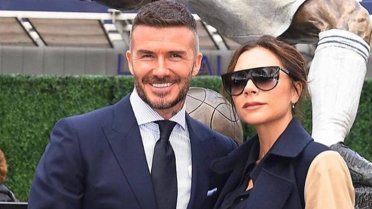 David Beckham lenyűgözi az internetet: Nevetőgörcsöt okoz a látvány, amint jól megvicceli feleségét és szüleit