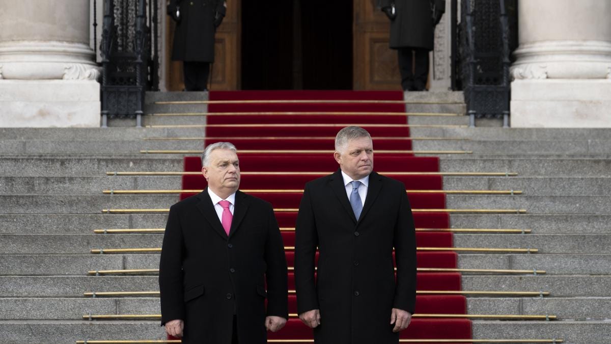 Magyarország vezetője ünnepélyes fogadtatással fogadta Robert Ficót