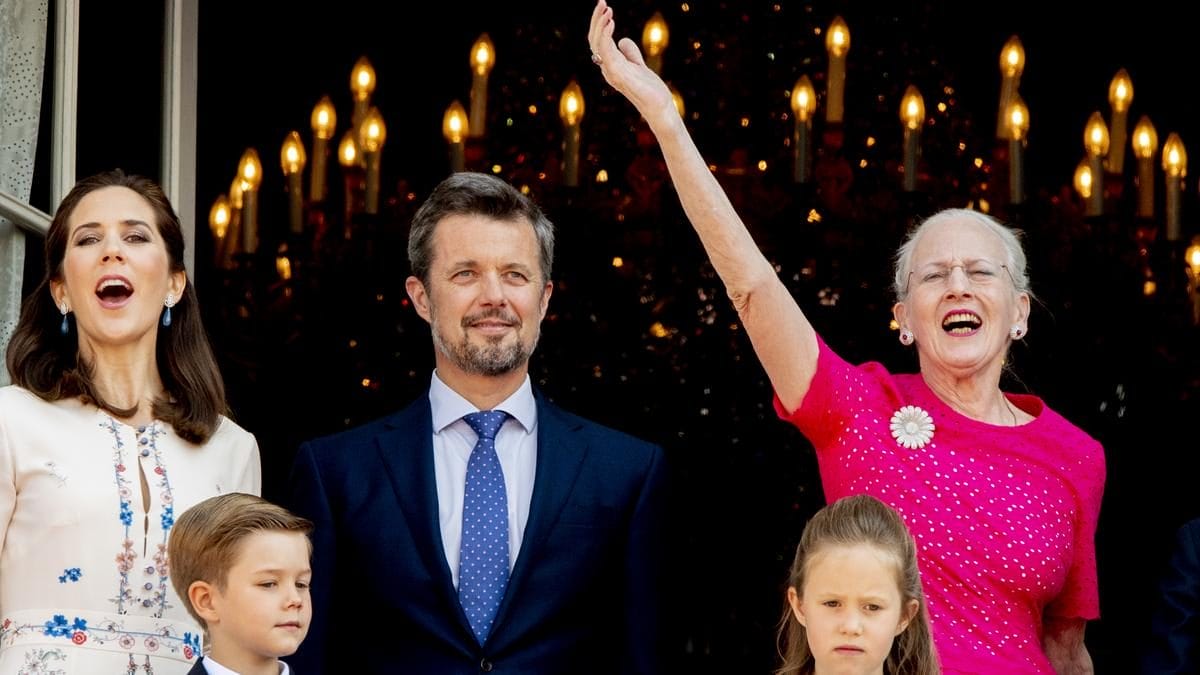 A dán királynő, áldozati döntése a trónról lemondva, hogy megmentse fia házasságát