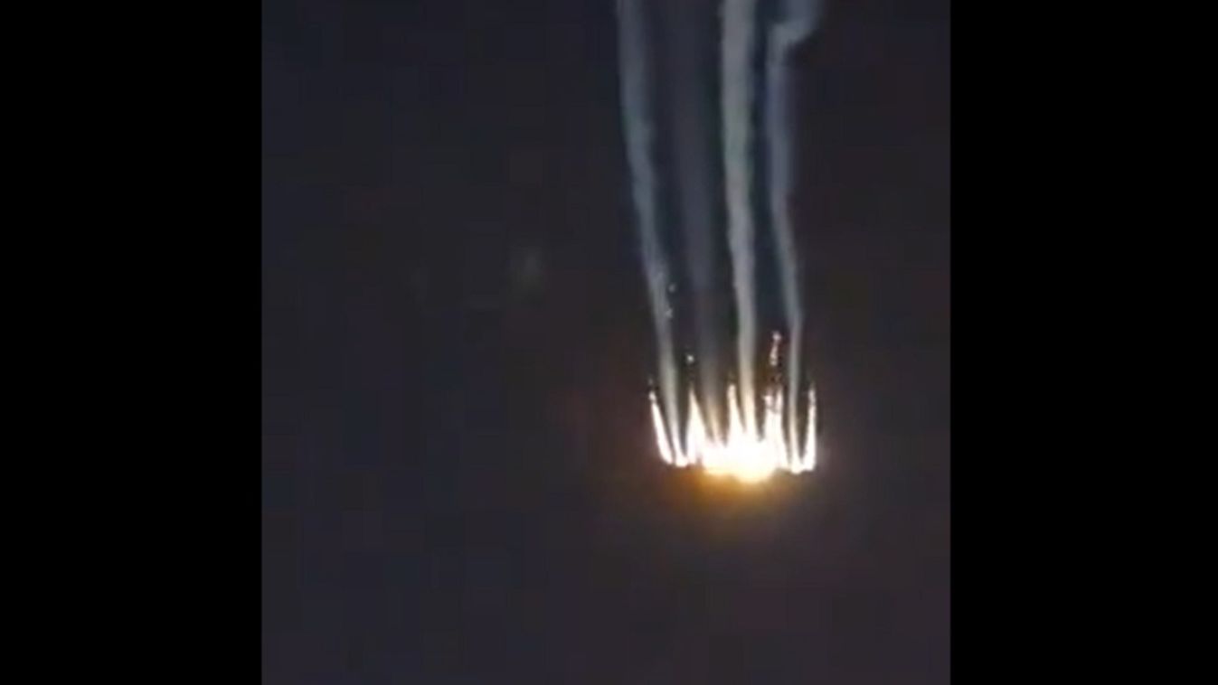 Videó bizonyítja: Lángoló UFO riadalmat keltett, megdöbbentő “meteorit” álarccal