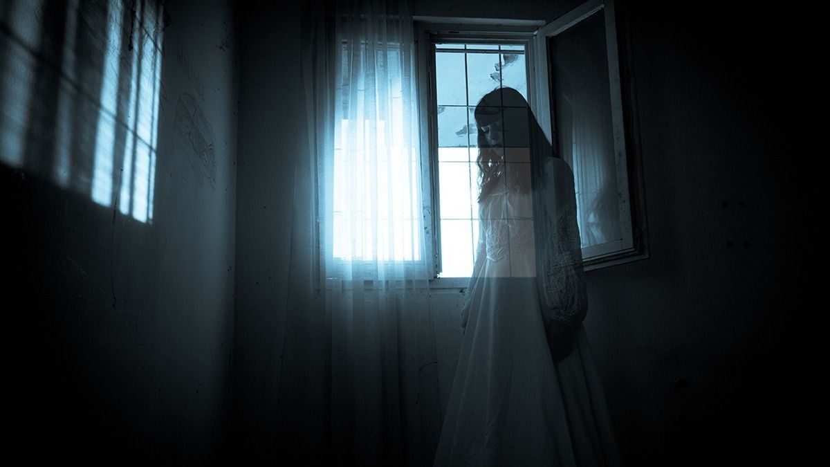 A megdöbbentő felvétel: Egy szellem közelített a házhoz a térfigyelő kamerán keresztül