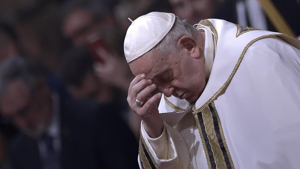 Az eltorzult arcú Vinicio Riva távozott, de emléke örökké él Ferenc pápa karjai között