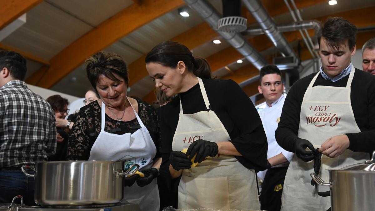 Szívmelengető pillanatok Békéscsabán: Novák Katalin süteményeket készít a helyi közösségért
