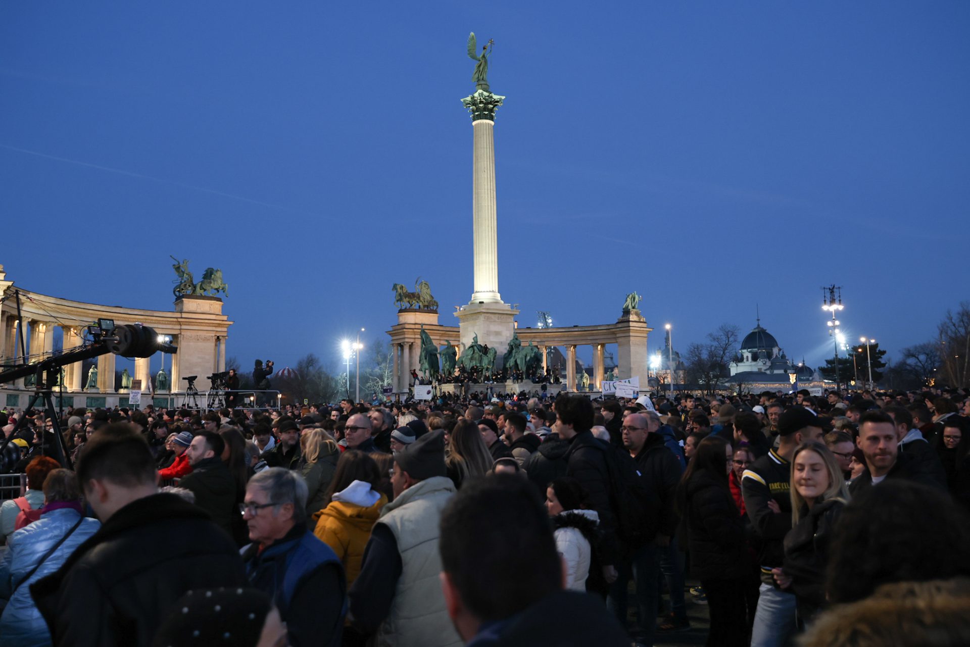 A tömegek összegyűlnek a Hősök terén – több tízezren várhatóan hat óráig maradnak