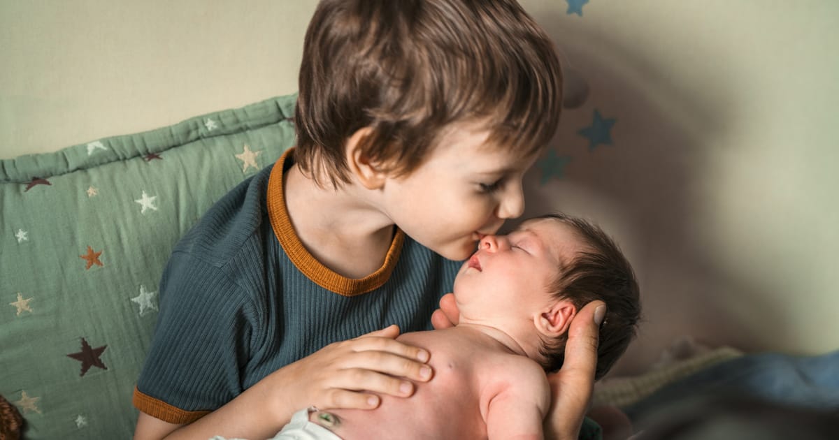 A megható pillanat, amikor végre találkozik az újszülött öccsével: 6 millióan nézték a videót